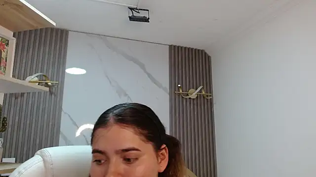 Snapshot of Laurha_ chatting on 05/19/26, 07:42 Laurha online show from 05/19/26, 07:42