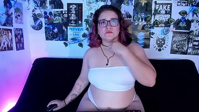 Snapshot of helleen21 chatting on 07/19/26, 07:23 helleen21 online show from 07/19/26, 07:23