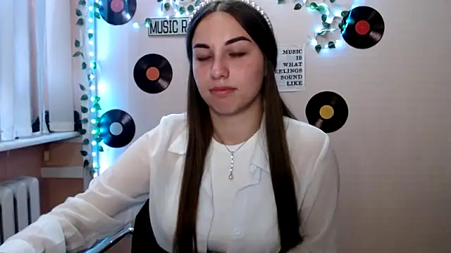 Cutie  Mia online show from 05/05/26, 11:07