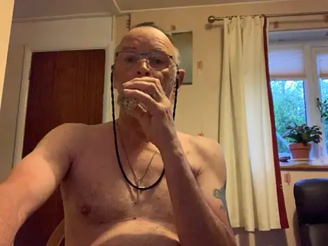 Snapshot of Moonraker64 chatting on 05/04/26, 05:03 Moonraker64 online show from 05/04/26, 05:03