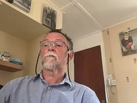 Snapshot of Moonraker64 chatting on 06/18/26, 04:33 Moonraker64 online show from 06/18/26, 04:33