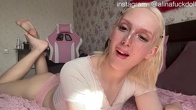 Snapshot of llinabarbie chatting on 07/19/26, 12:42 llinabarbie online show from 07/19/26, 12:42