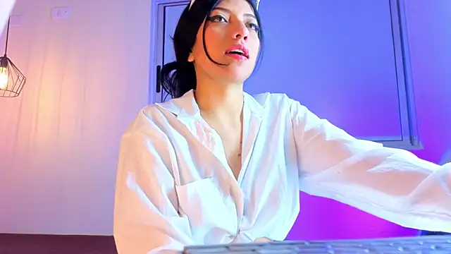 Ey Im simone  online show from 06/18/26, 12:20