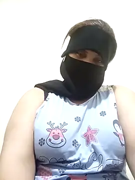 Snapshot of hiba44 chatting on 05/18/26, 01:56 hiba44 online show from 05/18/26, 01:56