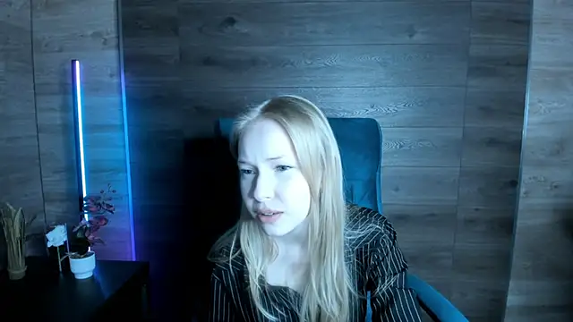 LovvieLov online show from 05/05/26, 04:48