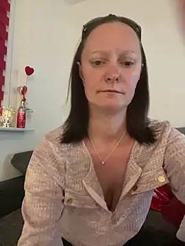 LindaLee90 online show from 05/17/26, 10:50