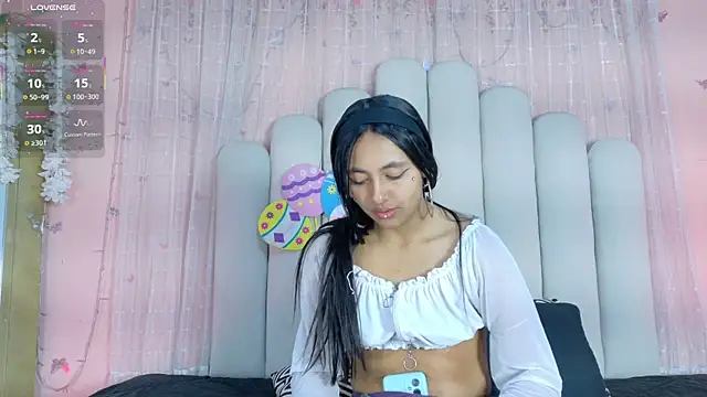 Hollyyqueen  online show from 06/10/26, 08:08