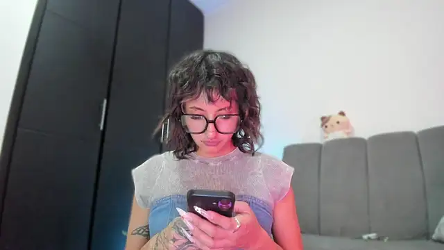 Snapshot of vandalovee_ chatting on 05/27/26, 01:57 vandalovee online show from 05/27/26, 01:57