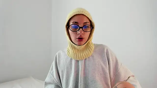 Snapshot of vandalovee_ chatting on 06/29/26, 02:17 vandalovee online show from 06/29/26, 02:17