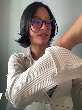 yazmin rouse  online show from 06/01/26, 05:03