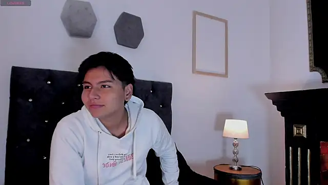 Snapshot of _maximo_1 chatting on 06/10/26, 01:21 maximo 1 online show from 06/10/26, 01:21