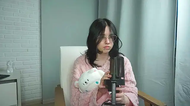 CloudyLina online show from 05/12/26, 04:04