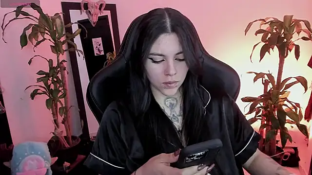 Snapshot of MissCharlottte_18 chatting on 07/02/26, 04:07 MissCharlottte 18 online show from 07/02/26, 04:07