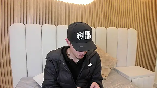 Snapshot of andylol330 chatting on 07/16/26, 02:17 andylol330 online show from 07/16/26, 02:17