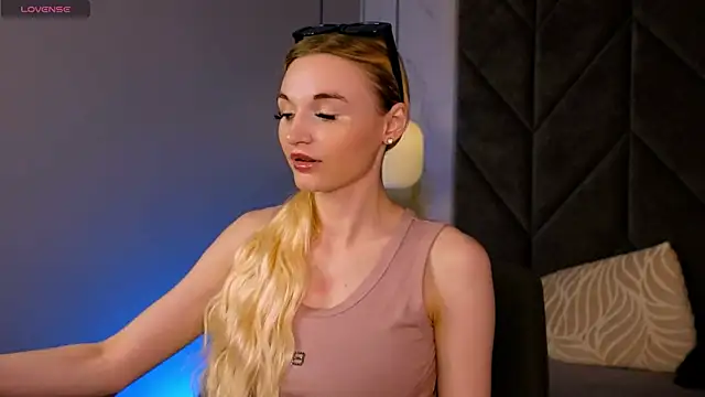 Snapshot of Mila__Lux chatting on 05/23/26, 01:48 Mila Lux online show from 05/23/26, 01:48