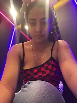 Bella-Saint online show from 05/25/26, 02:28
