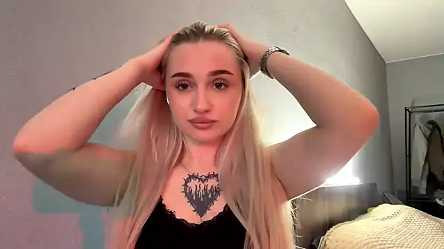 Snapshot of TiffanieSluyter chatting on 05/19/26, 03:40 TiffanieSluyter online show from 05/19/26, 03:40