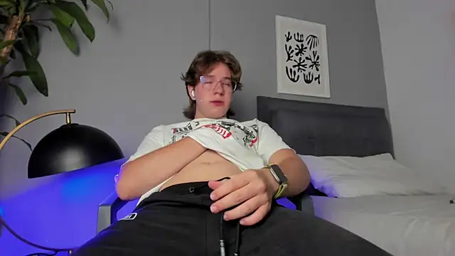 Snapshot of LucasMoraless chatting on 05/21/26, 02:13 LucasMoraless online show from 05/21/26, 02:13