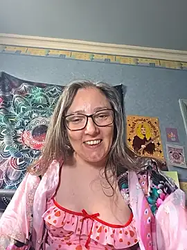 Snapshot of Izzylove47 chatting on 05/17/26, 12:56 Izzylove47 online show from 05/17/26, 12:56