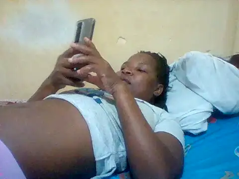 Snapshot of Camilla-Sweets chatting on 06/17/26, 06:42 Camilla-Sweets online show from 06/17/26, 06:42