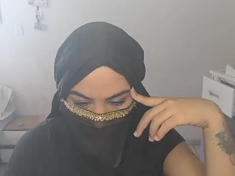 Snapshot of laila_silk chatting on 07/21/26, 05:37 laila silk online show from 07/21/26, 05:37