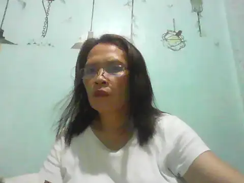 Snapshot of momshe2026 chatting on 06/18/26, 01:15 momshe2026 online show from 06/18/26, 01:15