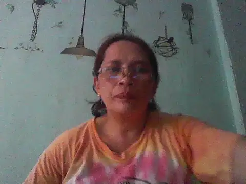 Snapshot of momshe2026 chatting on 06/19/26, 07:45 momshe2026 online show from 06/19/26, 07:45