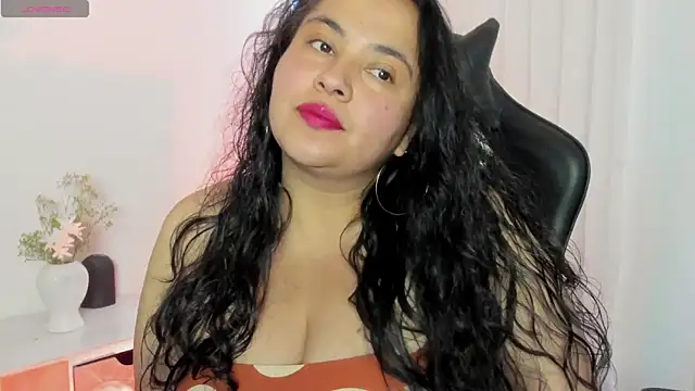 Snapshot of JadeBellee chatting on 05/25/26, 04:46 JadeBellee online show from 05/25/26, 04:46