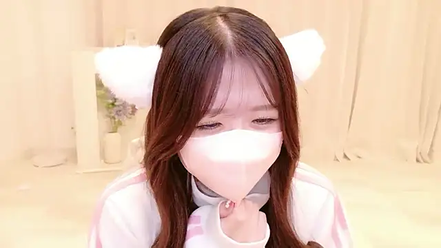 Snapshot of Yuinyaaa chatting on 06/28/26, 10:43 Yuinyaaa online show from 06/28/26, 10:43