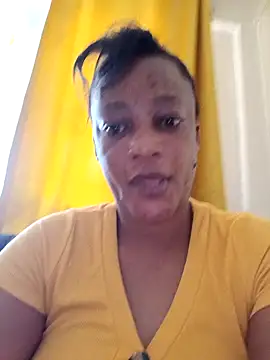 Snapshot of QueenLave chatting on 05/22/26, 01:28 QueenLave online show from 05/22/26, 01:28