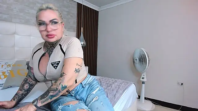 Snapshot of ArianaMora chatting on 05/23/26, 12:53 ArianaMora online show from 05/23/26, 12:53