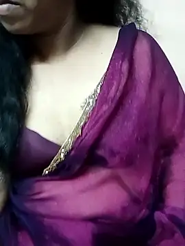 Snapshot of roopa__ chatting on 06/15/26, 01:24 roopa online show from 06/15/26, 01:24