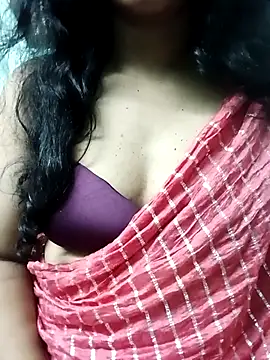 Snapshot of roopa__ chatting on 06/18/26, 02:23 roopa online show from 06/18/26, 02:23
