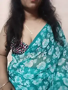 Snapshot of roopa__ chatting on 06/21/26, 01:35 roopa online show from 06/21/26, 01:35