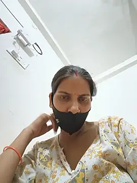 Snapshot of Neha-ji chatting on 06/11/26, 04:05 Neha-ji online show from 06/11/26, 04:05