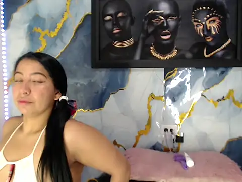 Yasmine Tapias online show from 06/18/26, 09:30