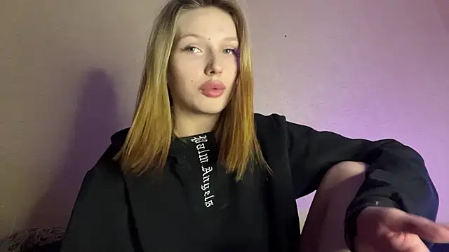 Snapshot of xXMelanieseXx chatting on 07/17/26, 06:24 xXMelanieseXx online show from 07/17/26, 06:24