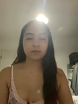Snapshot of naomiiii55 chatting on 06/19/26, 01:43 naomiiii55 online show from 06/19/26, 01:43