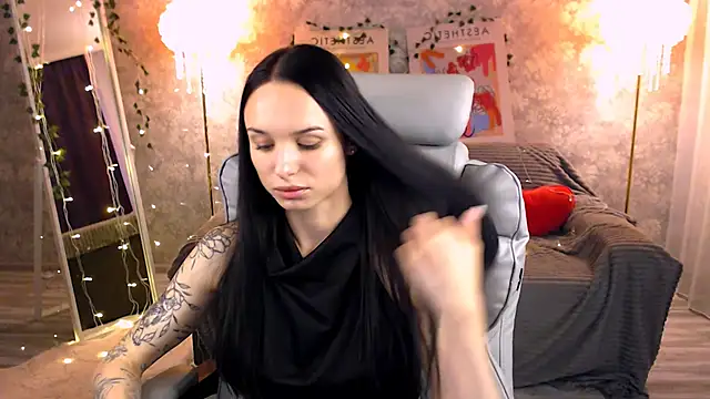 NicoleMerz online show from 06/19/26, 04:00