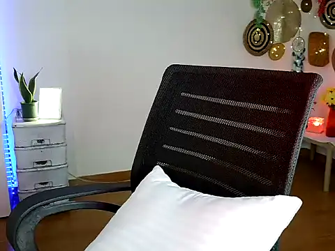 Yalinahotty online show from 06/11/26, 02:00