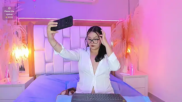 Violet Bloom online show from 05/30/26, 05:54