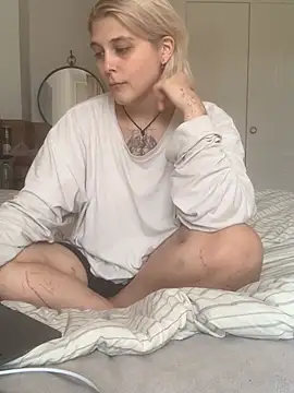 Snapshot of Ella_Bloom chatting on 06/19/26, 10:08 Ella Bloom online show from 06/19/26, 10:08