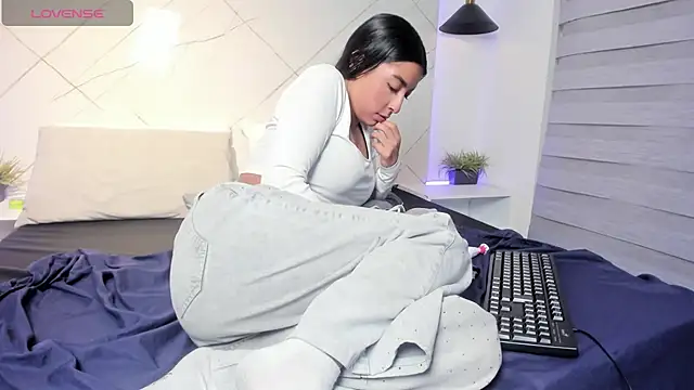 SARAH COLLENS  online show from 07/04/26, 11:33