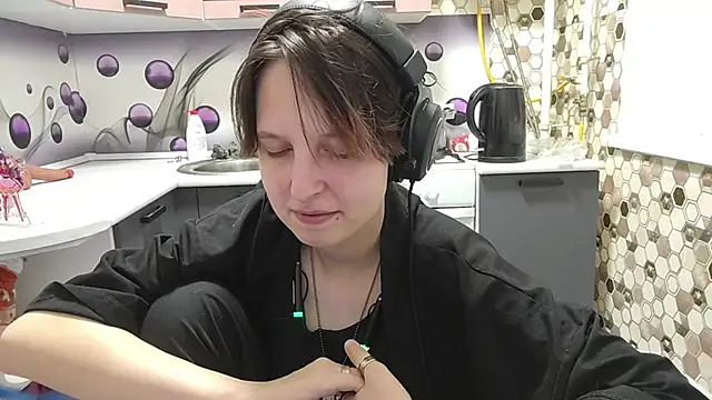 Snapshot of Saranade chatting on 06/19/26, 05:39 Saranade online show from 06/19/26, 05:39