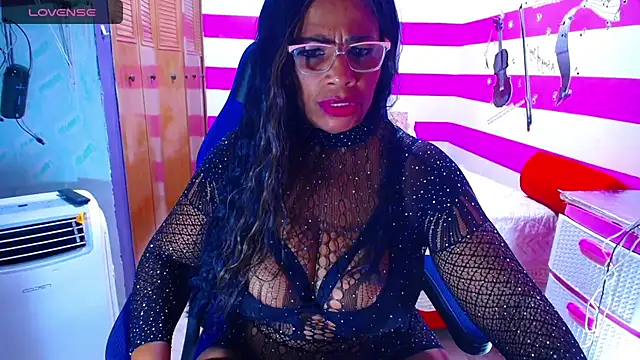 Snapshot of cairohot chatting on 01/17/25, 06:04 cairohot online show from 01/17/25, 06:04