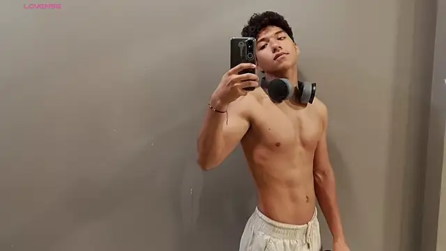 Maximiliano Young online show from 07/14/26, 12:33