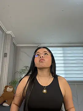 ValentinaLuciana online show from 07/11/26, 01:47