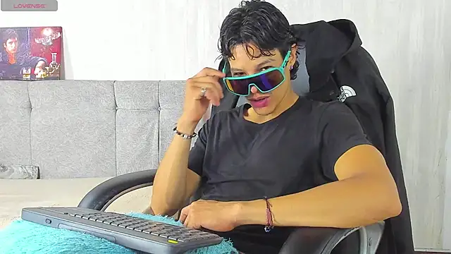 Snapshot of tommyhot7 chatting on 06/15/26, 11:07 tommyhot7 online show from 06/15/26, 11:07