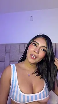 Snapshot of Nicolegh_ chatting on 06/17/26, 02:03 Nicolegh online show from 06/17/26, 02:03