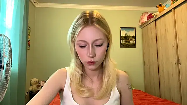 Snapshot of BossedFrog chatting on 06/19/26, 02:21 BossedFrog online show from 06/19/26, 02:21